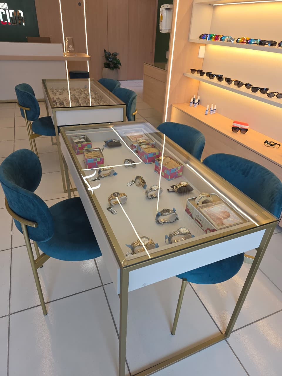 Mesa com armações e óculos de grau na Óptica Nossa Senhora Aparecida