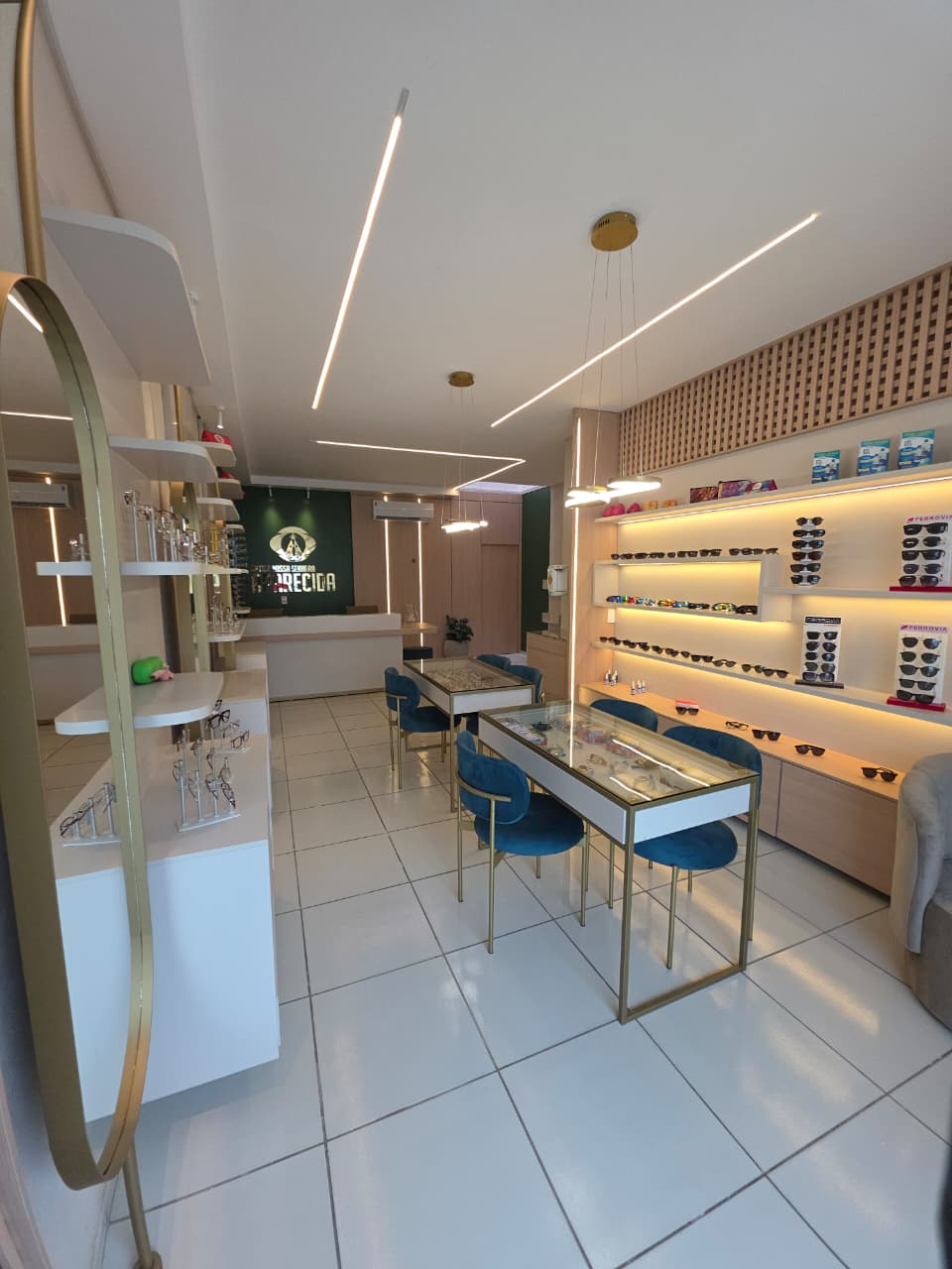 Interior da ótica em Lavras da Mangabeira com ambiente moderno